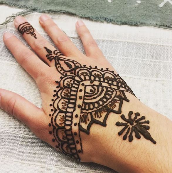 Beautiful henna by Nasreen Sheikh.  (Photo credit: @sadietamales)